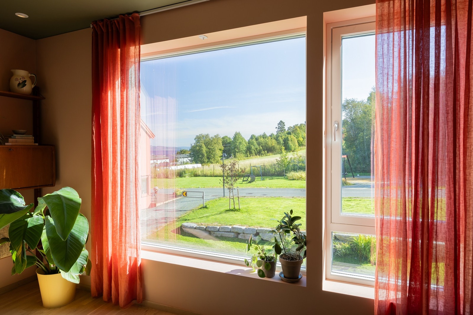 Behagelig utsyn mot eiendommen til Anton Jenssen som Grilstad Gård er utskilt fra. Galleribilde