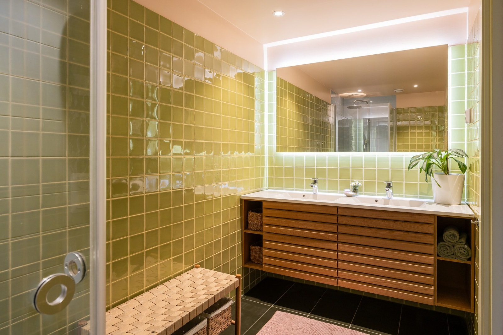 Innbydende bad med lekre flisvalg, downlights og gulvvarme. Galleribilde