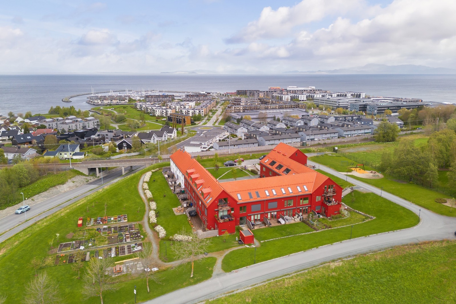 Ypperlig beliggenhet tilbaketrukket fra støy og uromomenter, men samtidig med Grilstad Marina med strandliv, fjæra og Ladestien lett tilgjengelig. Galleribilde