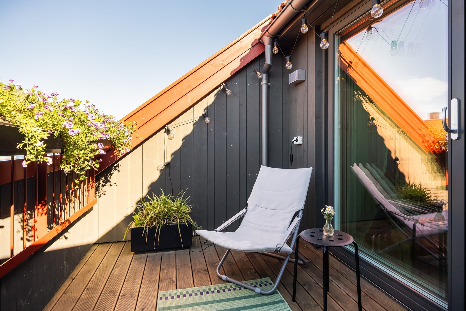 Takterrasen måler ca. 7 kvm og har bod for lagring i den andre enden. Galleribilde