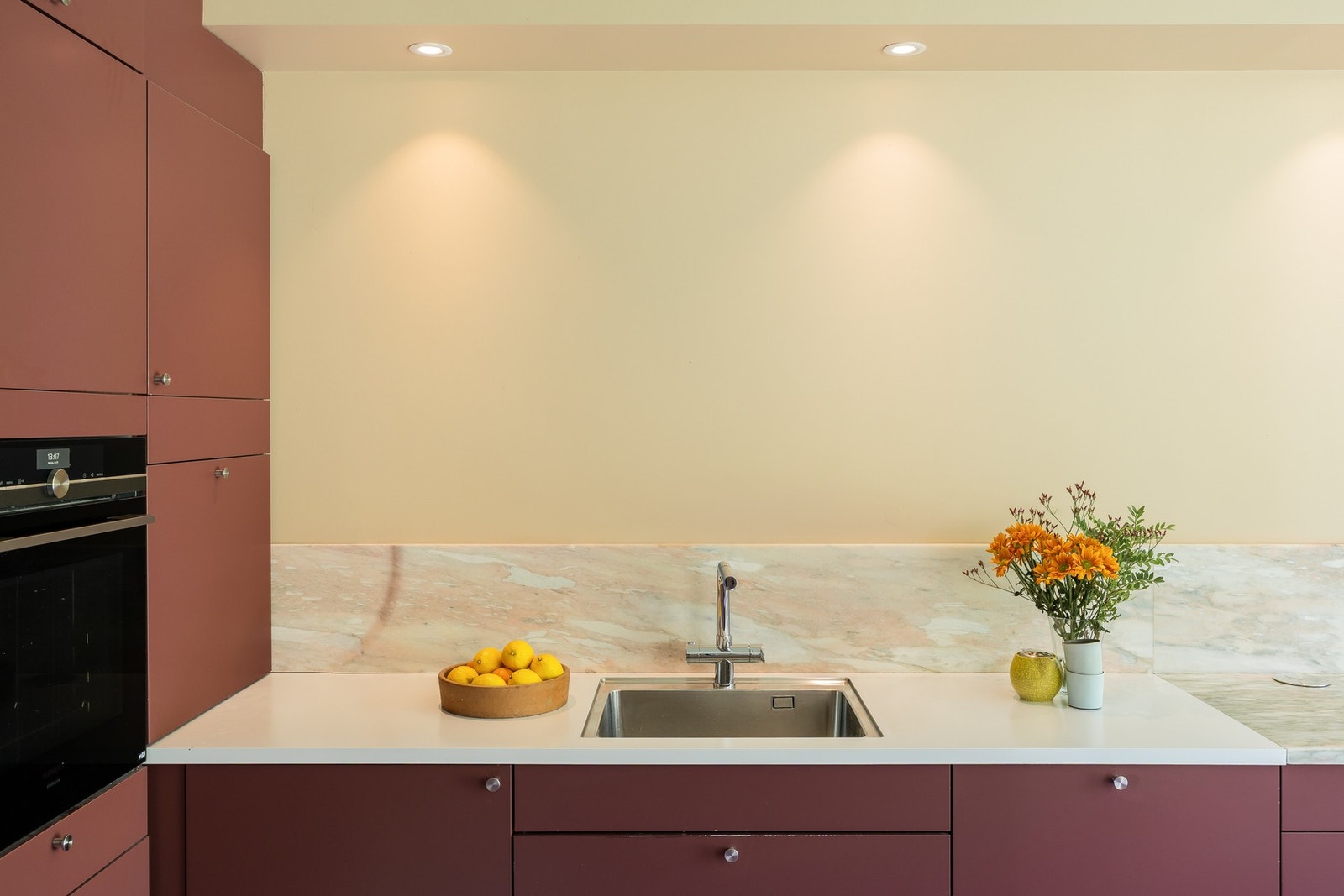 Kjøkkenet er velutstyrt med oppgraderte hvitevarer fra Siemens og Miele. (Kombinert kjøl- og fryseskap, stekeovn, vaskemaskin og koketopp med downdraft-ventilator.) Etablert waterguard og komfyrvakt. Galleribilde