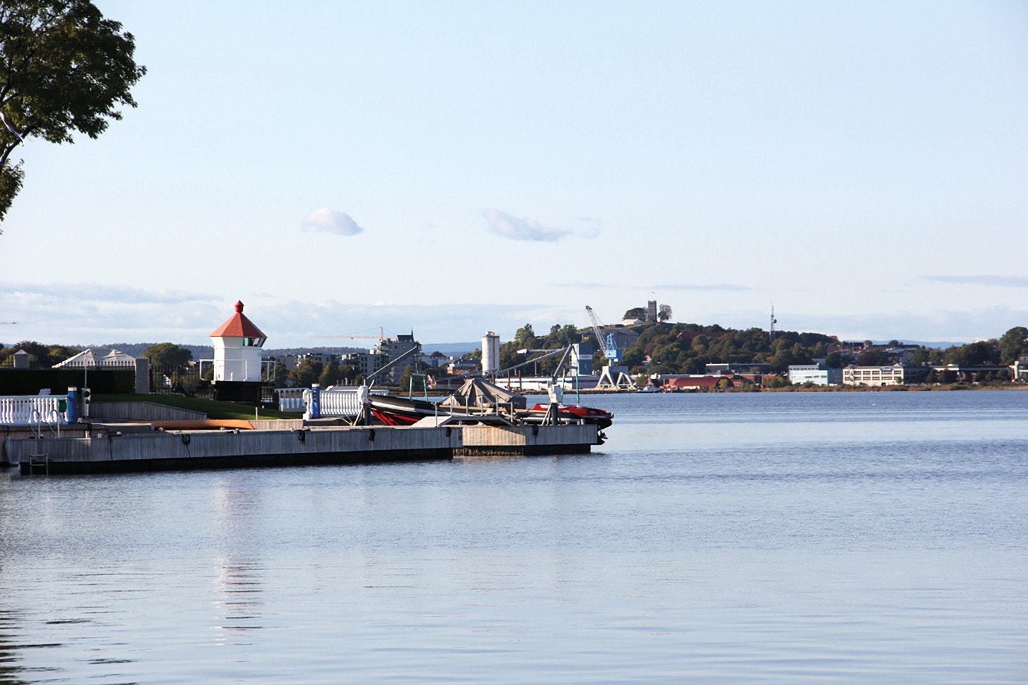 Bilde fra brygga mot Tønsberg. Herfra har du god utsikt til Slottsfjellstårnet. Med båten i plan, er man i Tønsberg på under fem minutter. Galleribilde