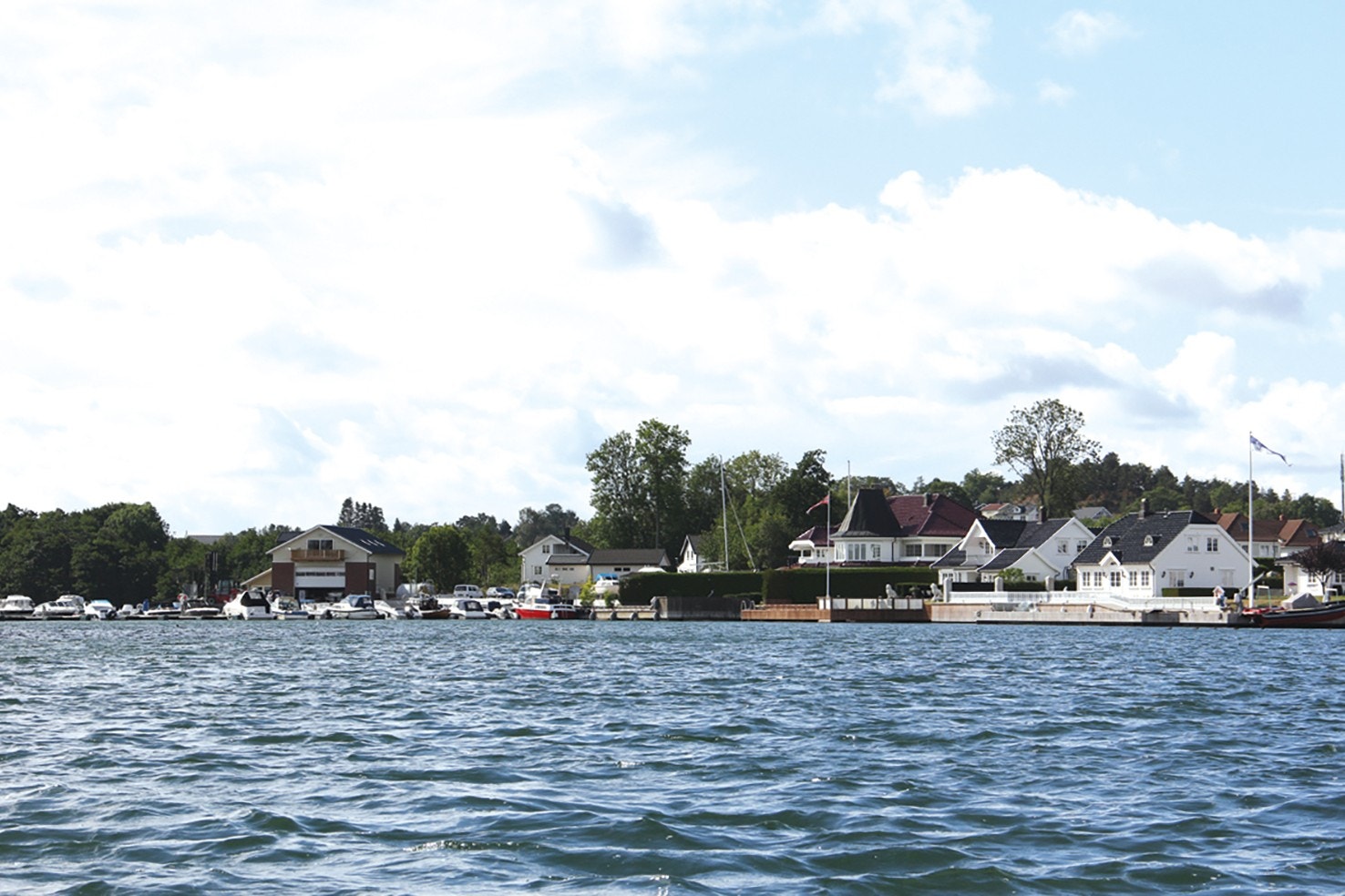 Fra sjøen som viser de nærmeste naboene Galleribilde