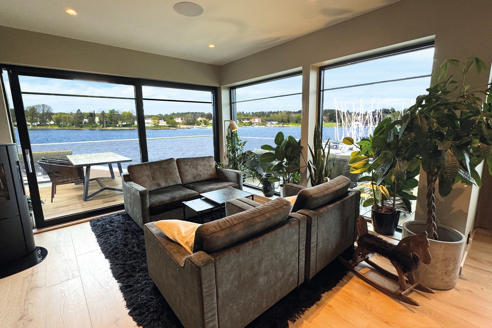 Kunne du tenkt deg denne panoramautsikten utover sjøen? Illustrasjonsbilde fra en av stuene i et tilsvarende hus, som Norske Hus har tegnet til tomten, hvor utsikten er lagt inn Galleribilde