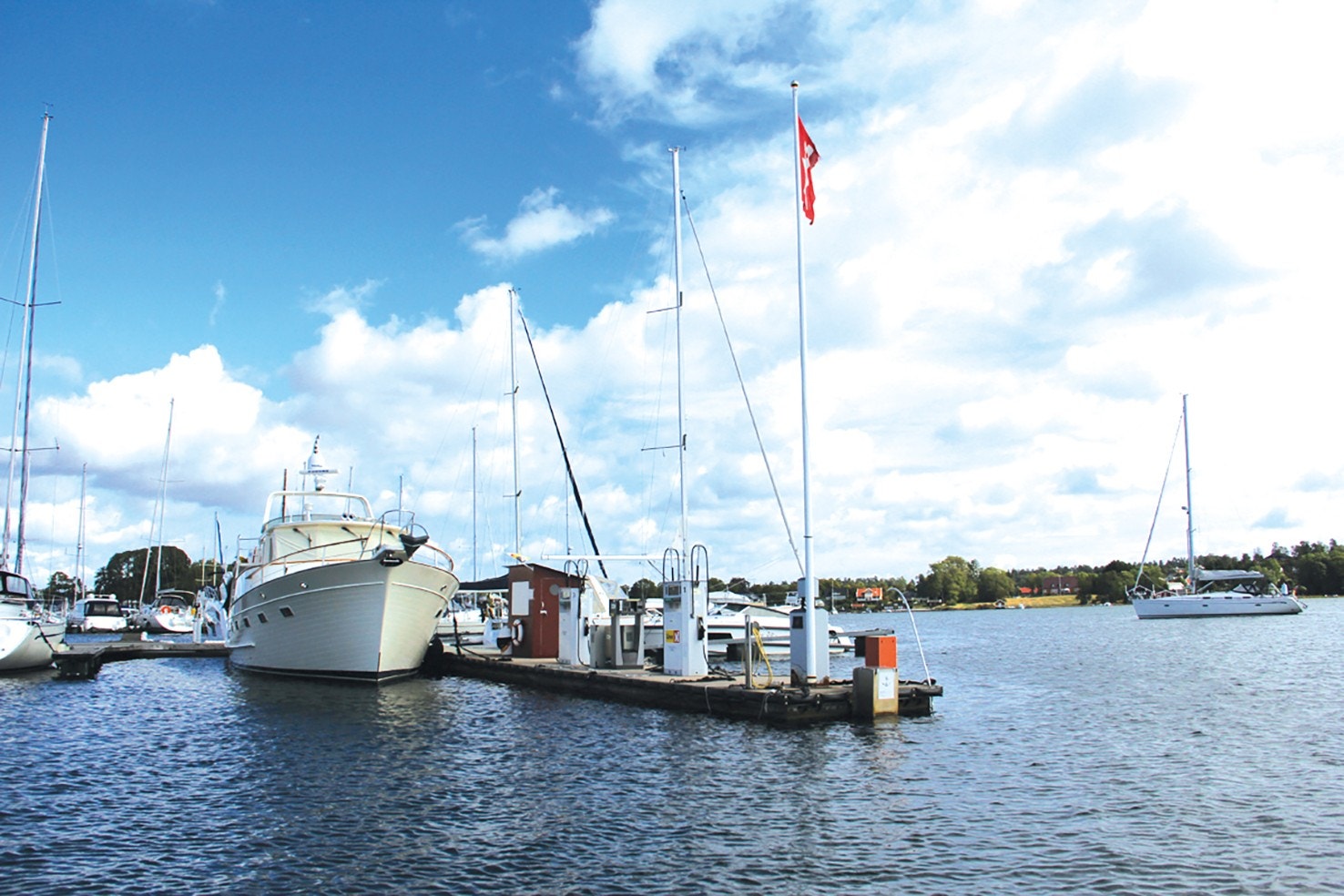 Mulighet for å fylle drifstoff ytters på midterste brygge i båthavnen Galleribilde