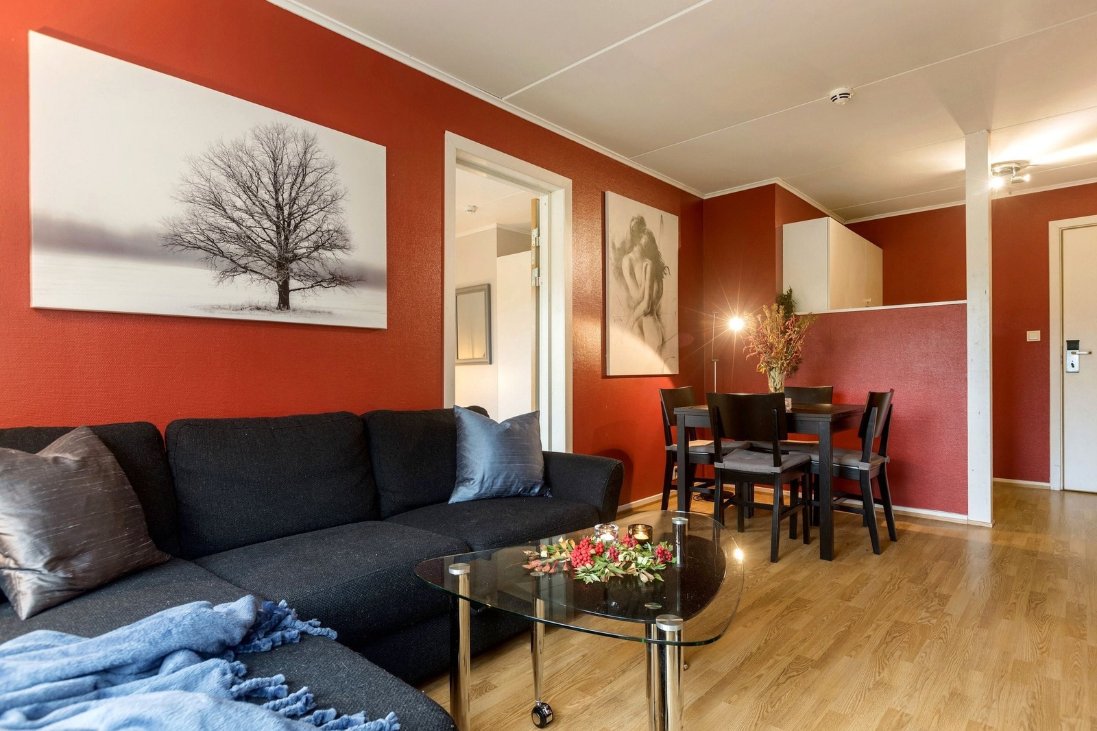 Stue med åpen planløsning til kjøkken Galleribilde