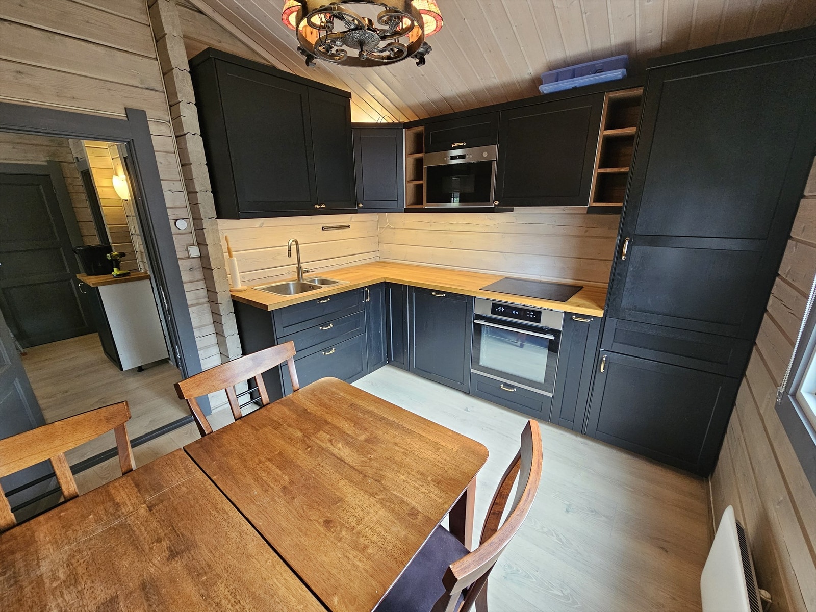 Det er plass til spisebord på kjøkkenet Galleribilde