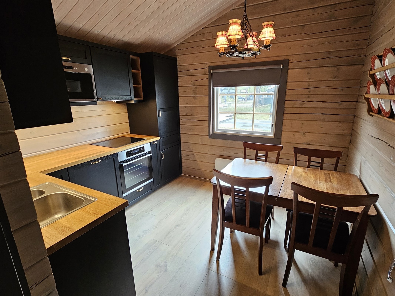 Kjøkkeninnredning fra Ikea med sorte profilerte fronter og benkeplate av heltre Galleribilde