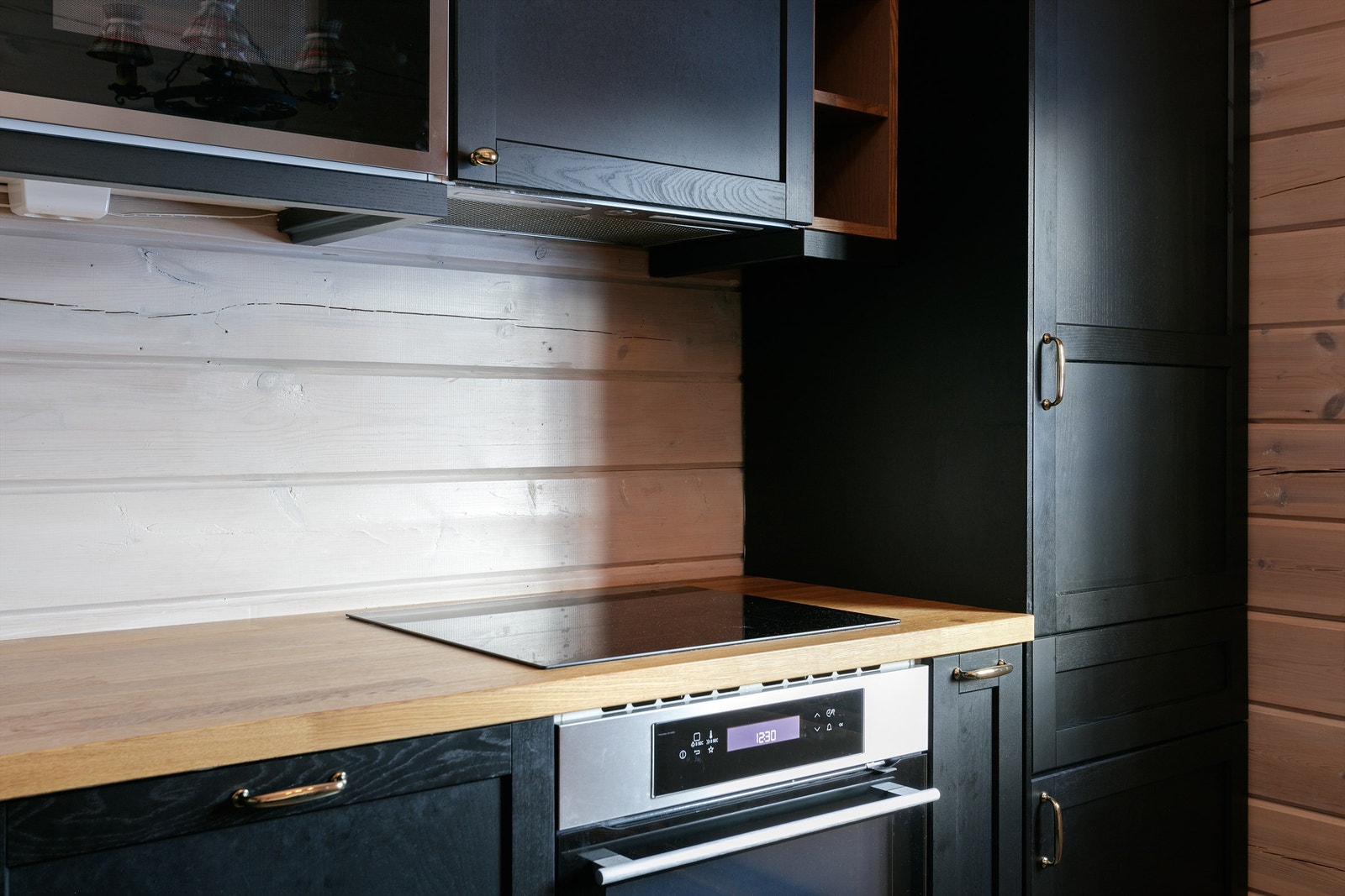 Integrert kjøleskap, oppvaskmaskin, induksjonstopp, micro og stekeovn. Kjøkkenventilator med avtrekk ut. Galleribilde