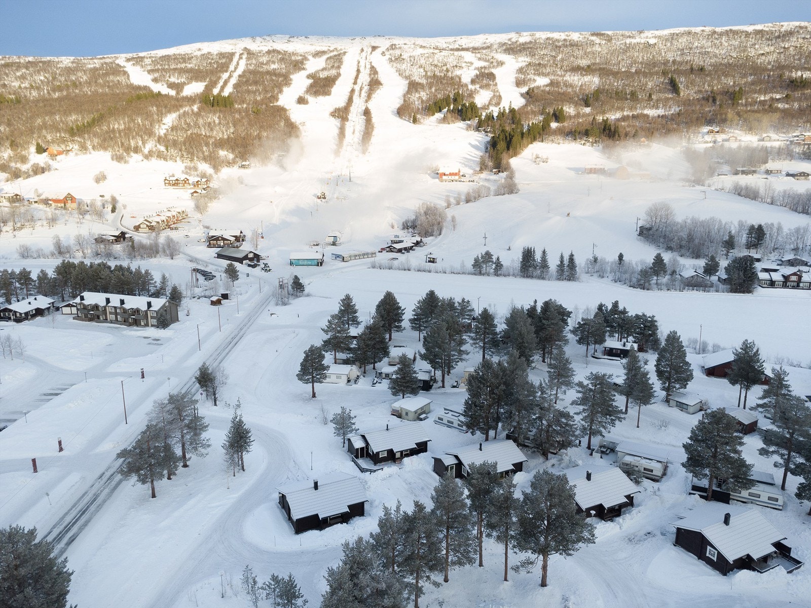 Dronebilde fra hytteområdet som viser den nære beliggenheten til skitrekket Galleribilde