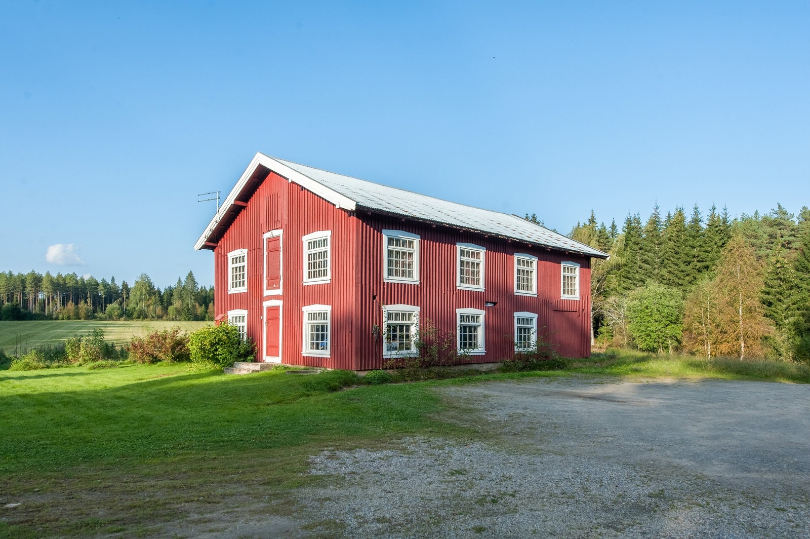 Stort uthus som tidligere var hønsehus med BRA 205 m2. Er benyttet som lager, hobbyverksted samt at det er et oppholds- og spillrom i 2.etg. Galleribilde