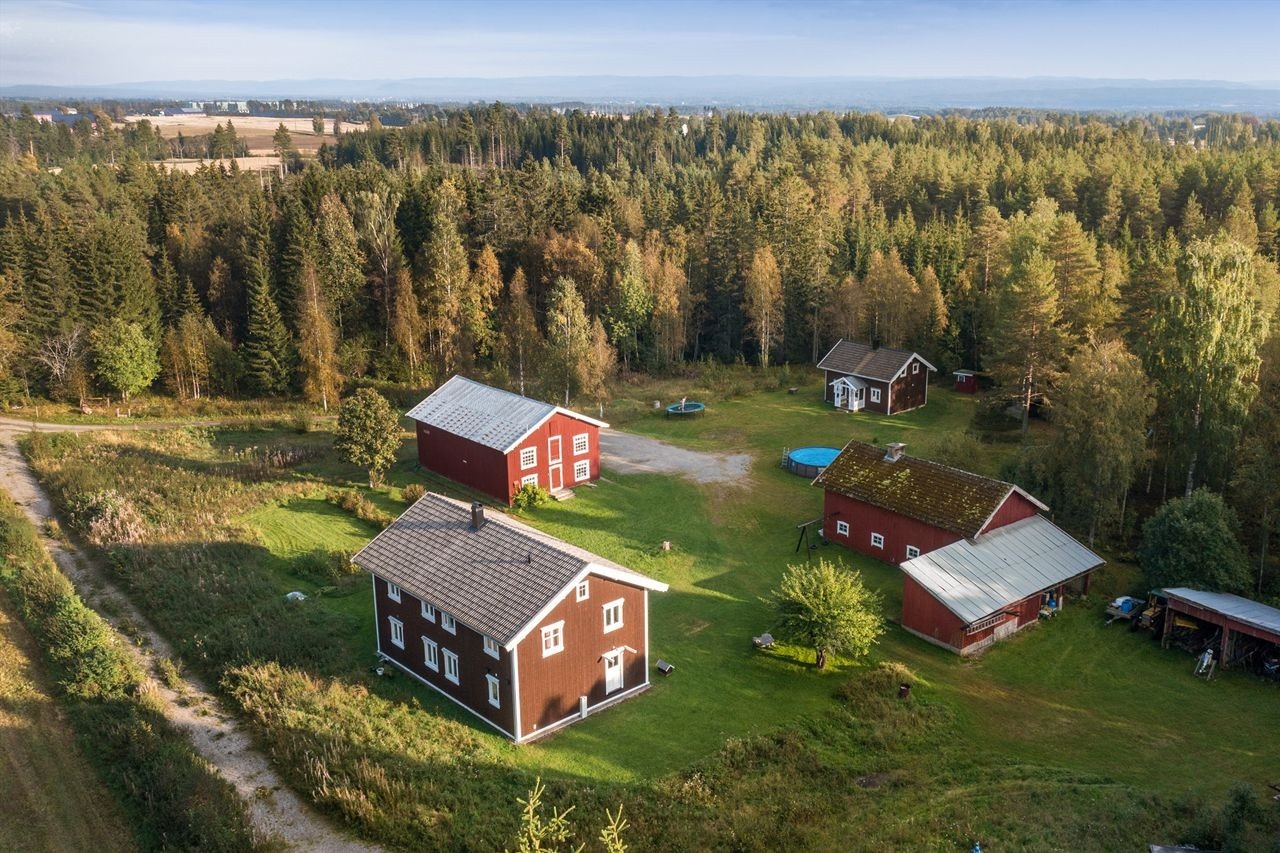 Hyggelig gårdstun med enebolig, låve, stort uthus og anneks Galleribilde