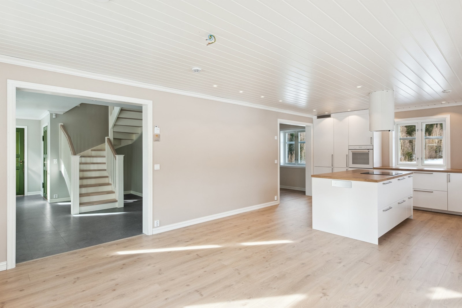 Kjøkken mot entré. Boligen har balansert ventilasjon. Galleribilde