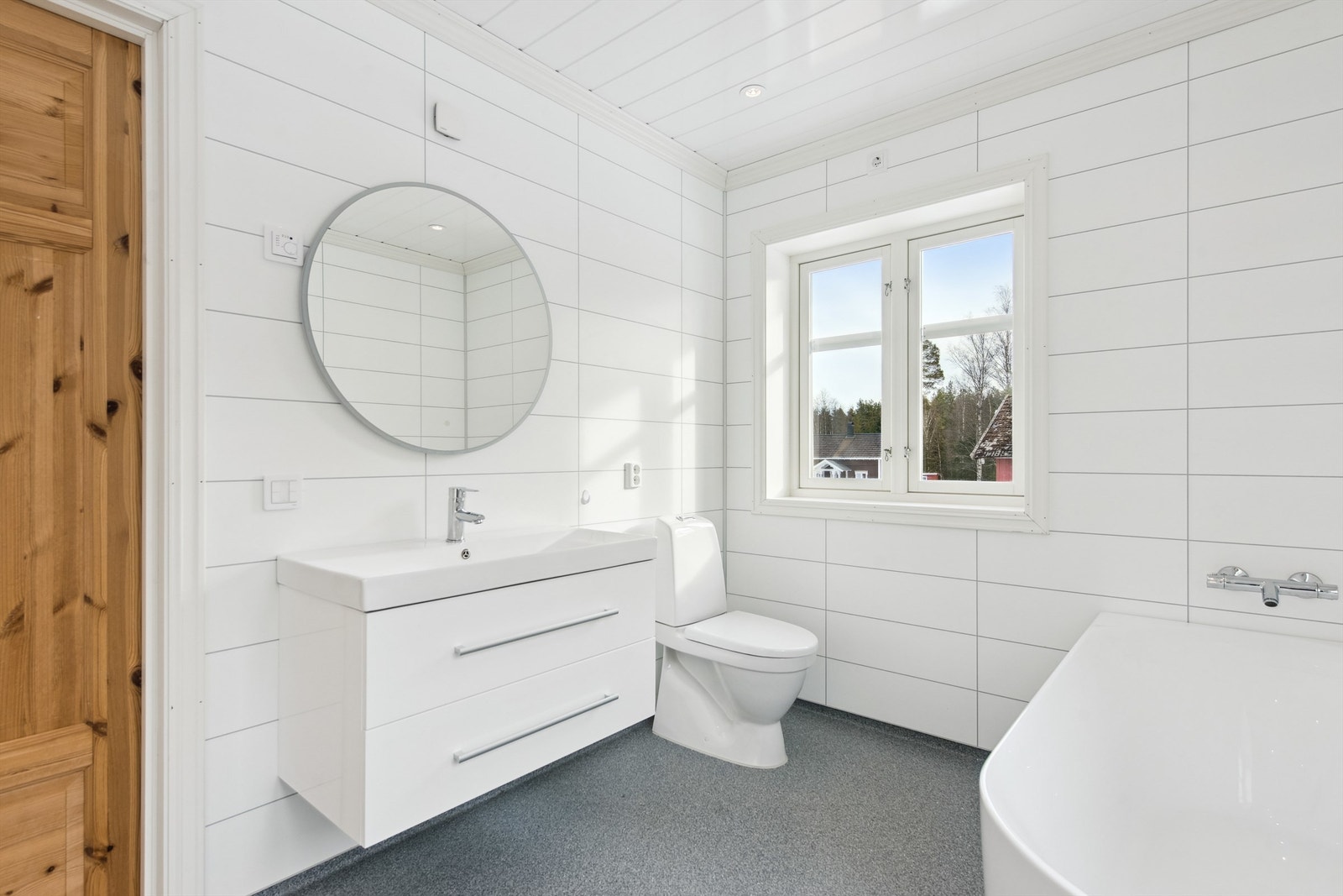 Lyst og pent bad i 2.etg med badekar Galleribilde