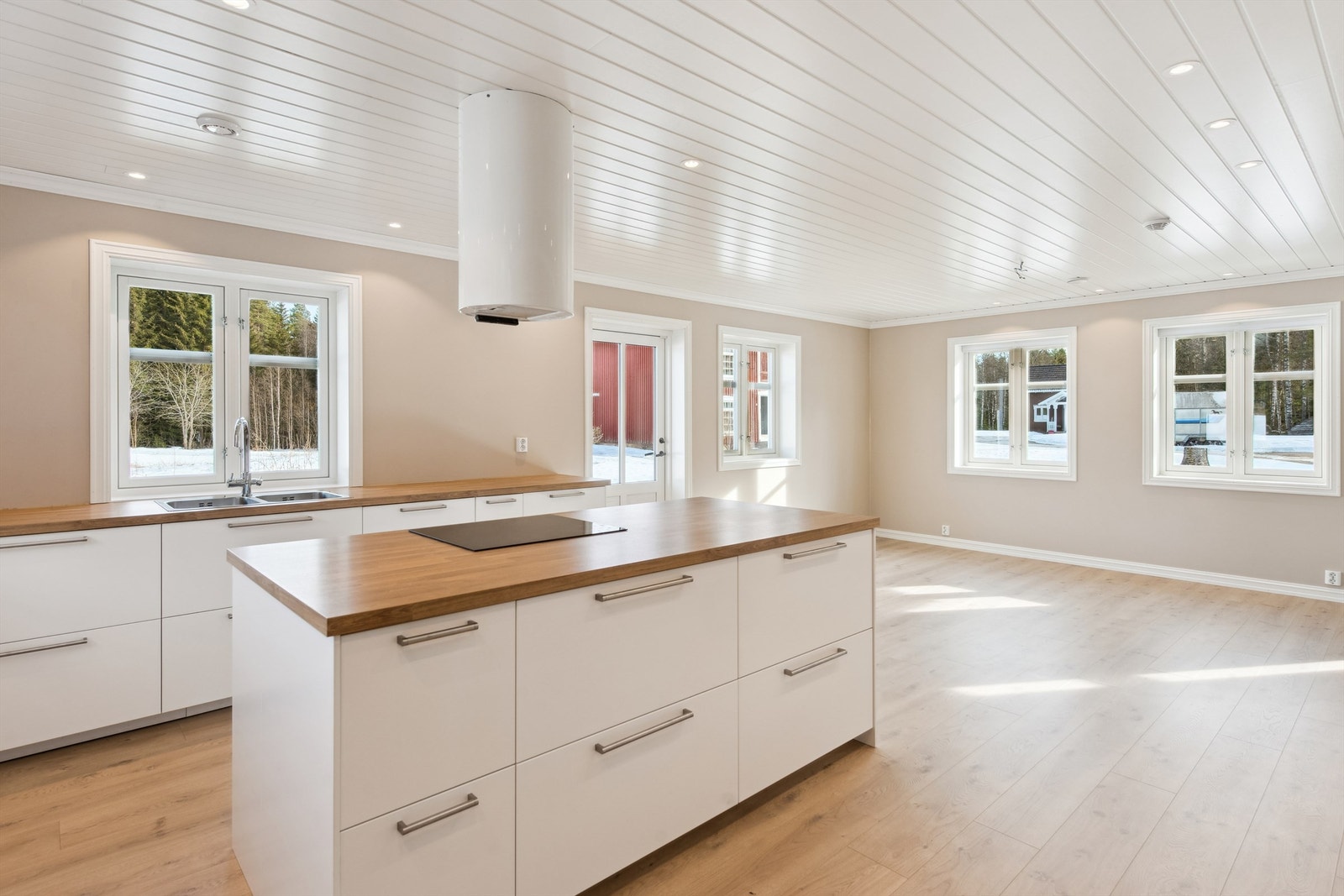 På kjøkkenet er det plass til stort spisebord og innbyr til sosiale sammenkomster til hverdag eller fest Galleribilde