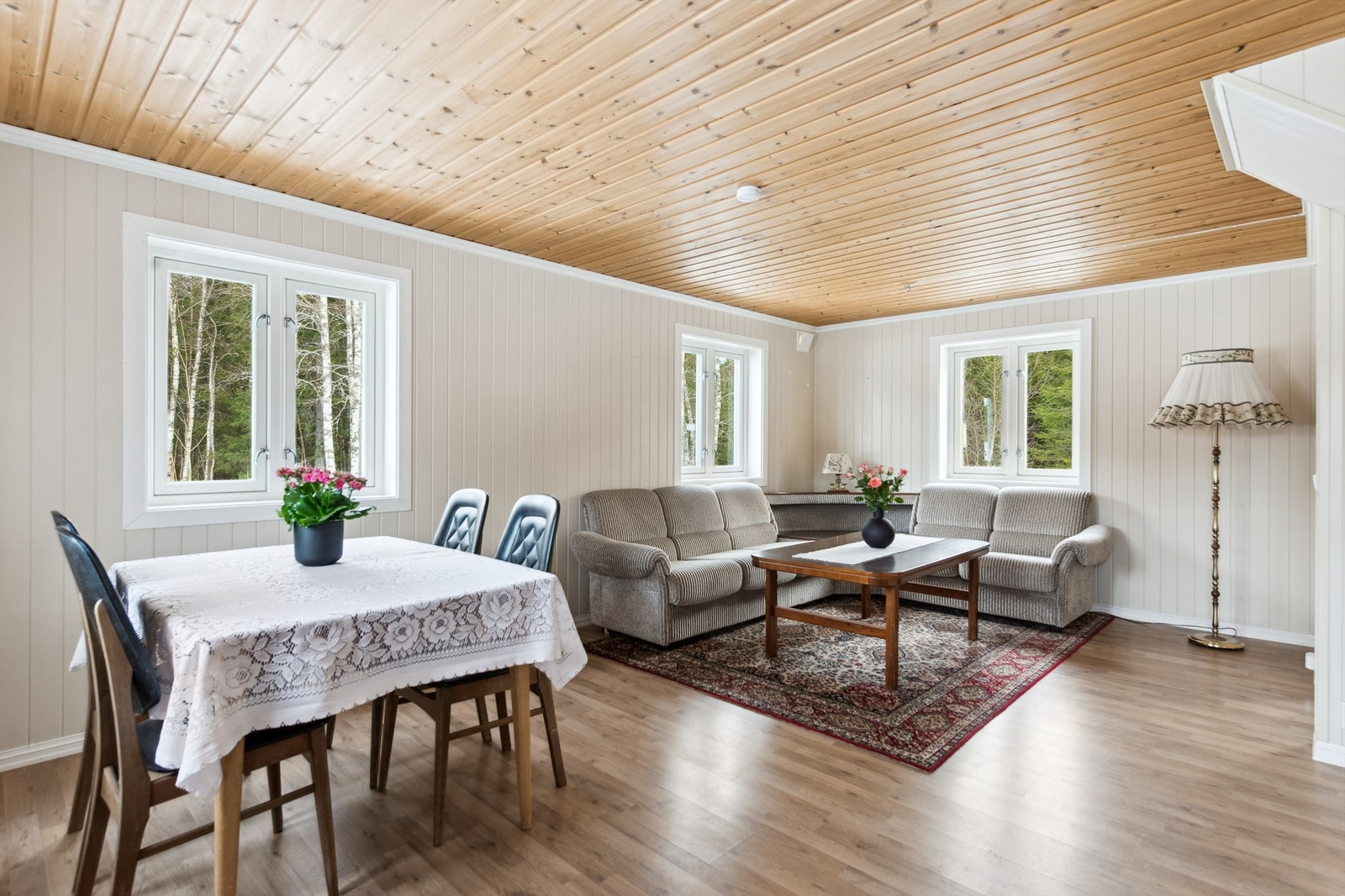 Lys og hyggelig stue i annekset Galleribilde