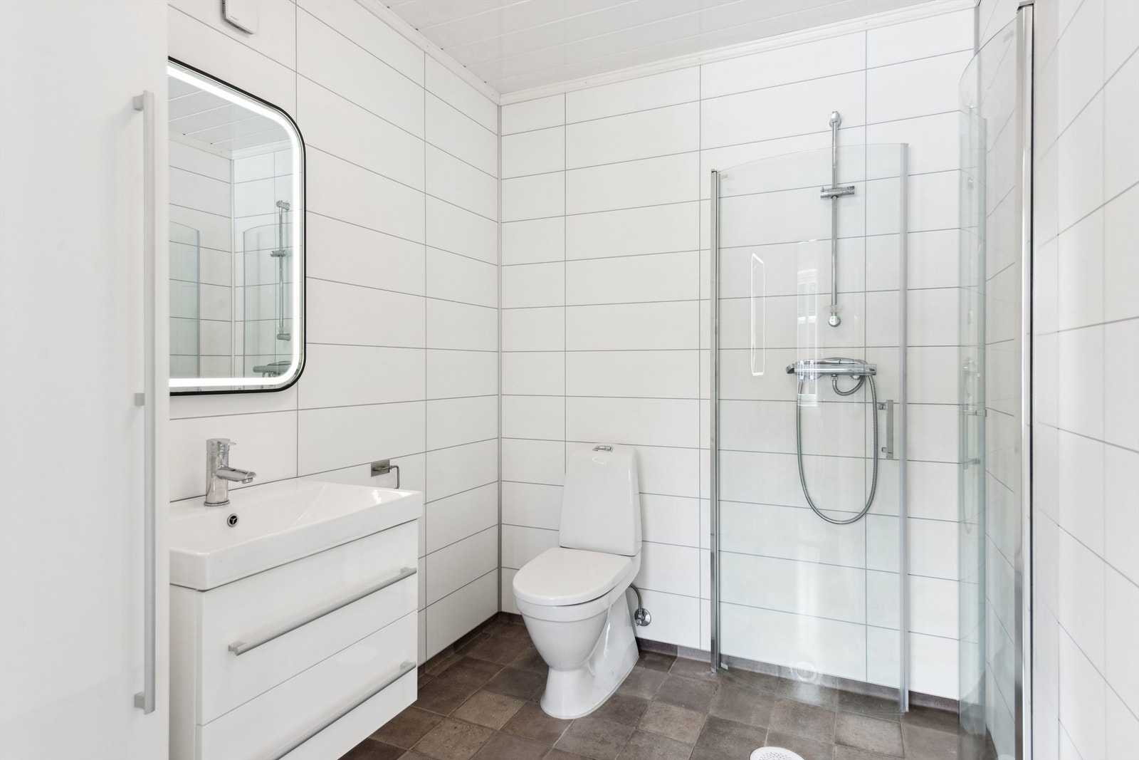 Bad 1.etg. med dusjhjørne Galleribilde