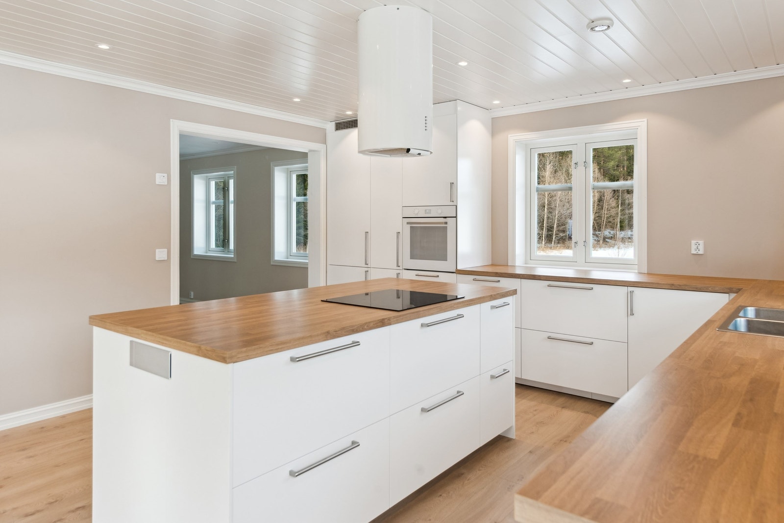 Kjøkkenet har rikelig med benkeplass og skuffer/skap til oppbevaring. Galleribilde