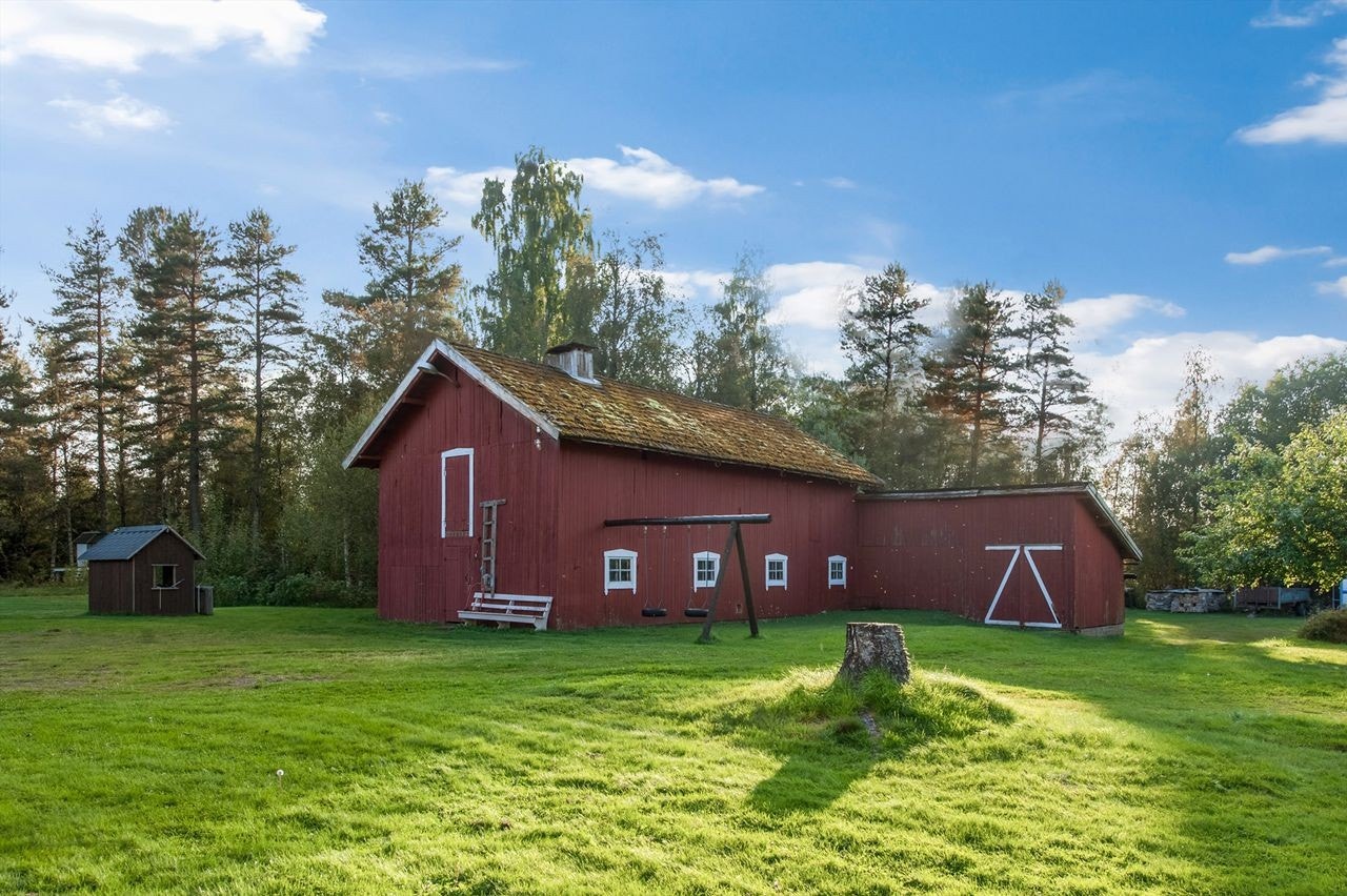 Eldre låve med et bruksareal på 134 m2; 1.etg. 94 m2 med 6 rom og 2.etg. 40 m2 med et stort loft Galleribilde