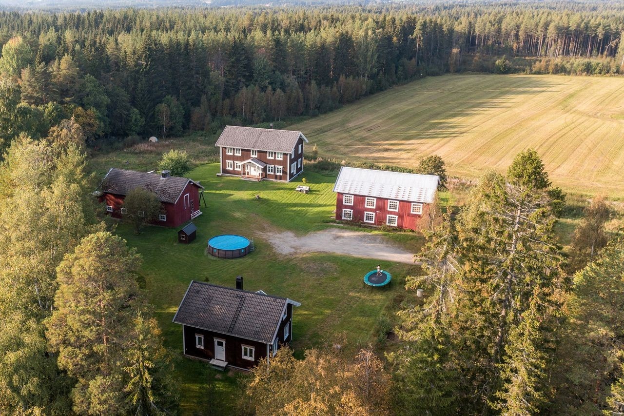 Flott småbruk i idylliske omgivelser | Tomt 35 721 kvm omkranset av skog og dyrkbar jord. Galleribilde