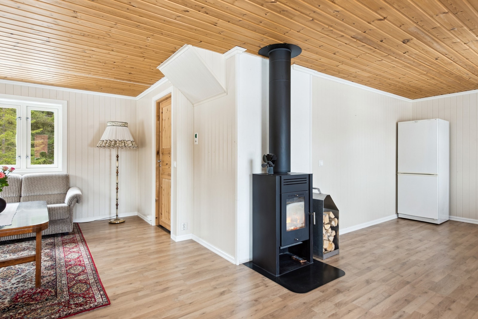 Åpen løsning mellom stue og kjøkken i annekset Galleribilde