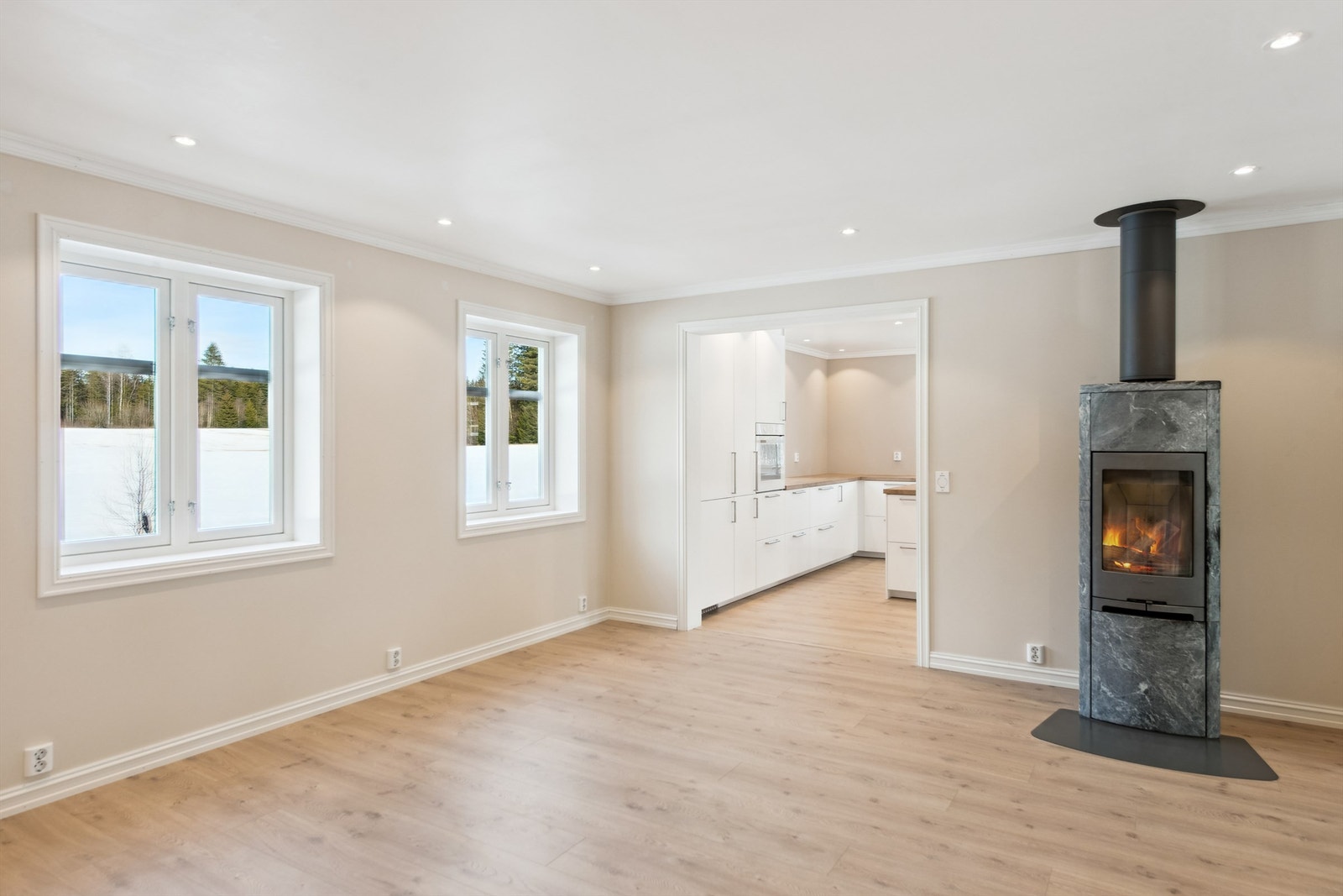 Fra stuen er det direkte adkomst til det flotte kjøkkenet Galleribilde