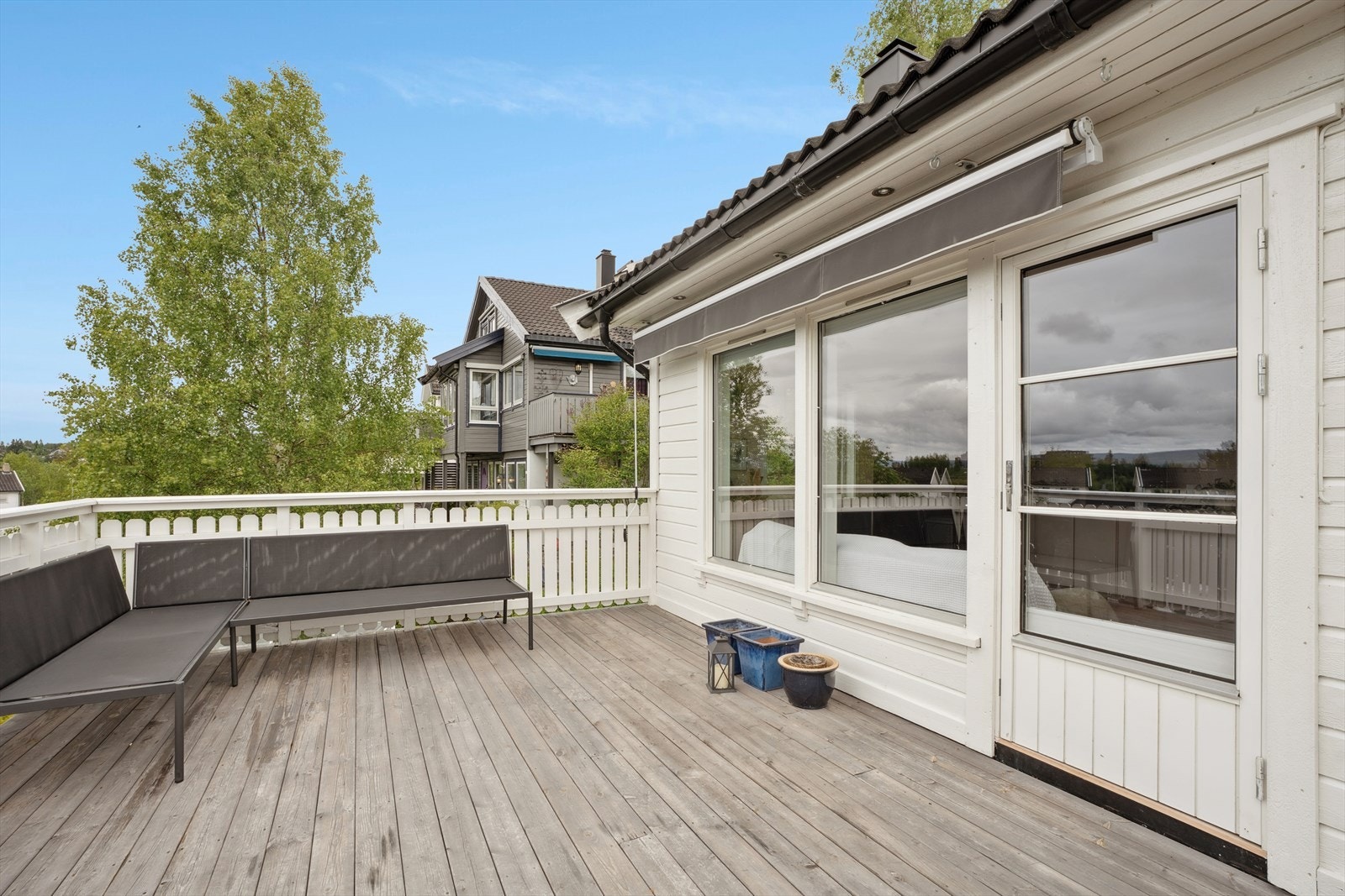 Verandaen byr på gode solforhold slik at fine dager enkelt kan nytes. Galleribilde