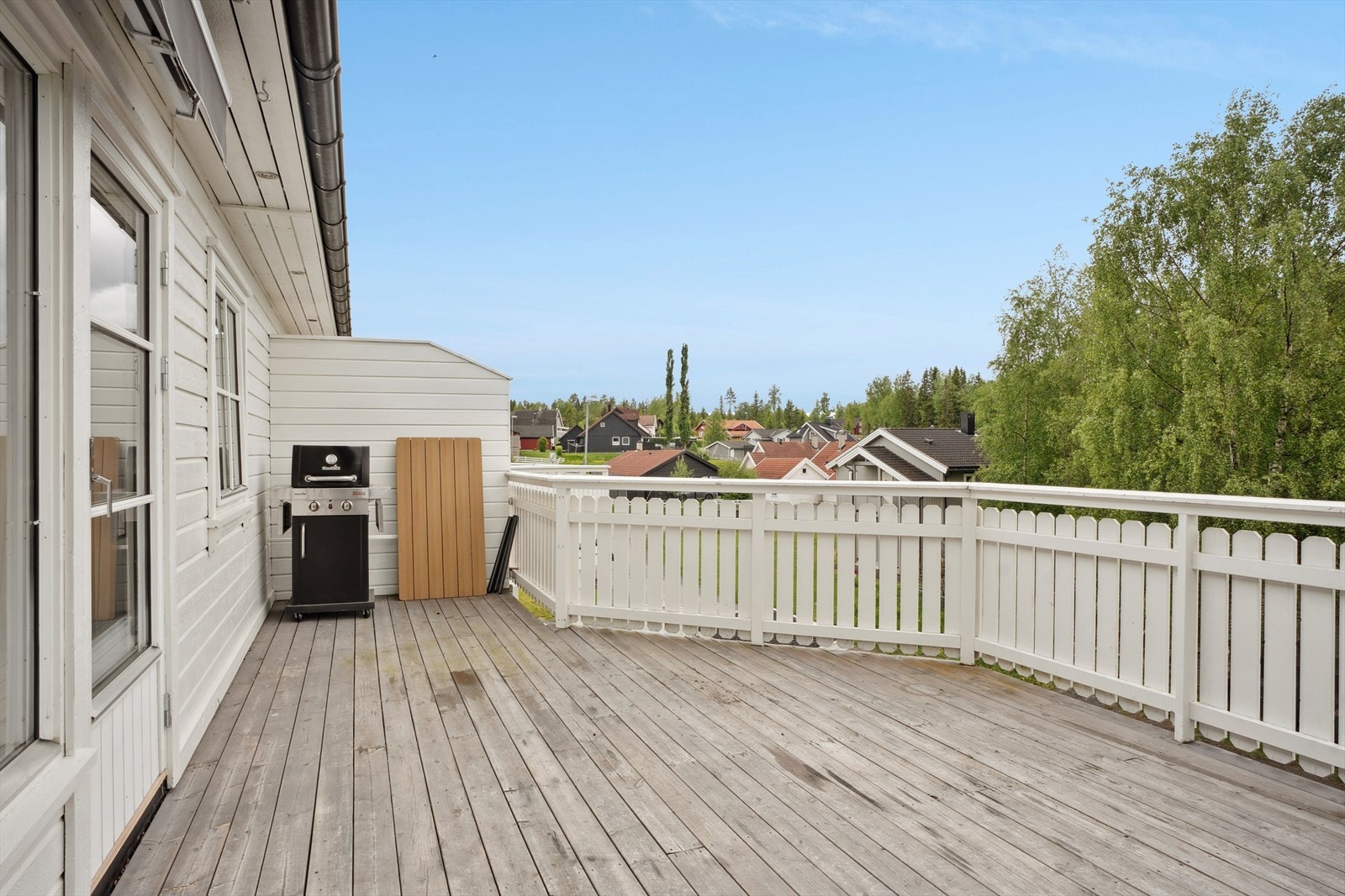 Her er det god plass til flere møbleringsmuligheter for å skape den uteplassen du ønsker. Galleribilde