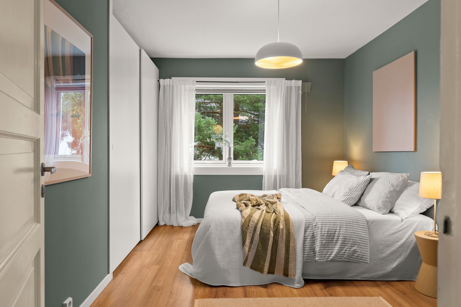 Lunt og innbydende soverom med god plass til dobbeltseng, garderobeløsning og annet møblement. Store vindusflater gir godt med dagslys og skaper en behagelig atmosfære - et rom for ro og hvile. Galleribilde