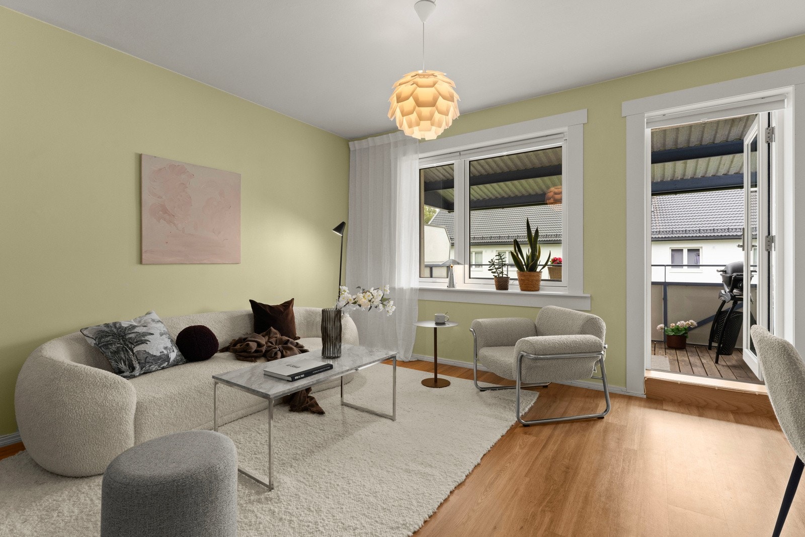 Store vindusflater slipper inn rikelig med naturlig lys og gir rommet en lys og luftig atmosfære. Den åpne utformingen gir en god romfølelse og gjør det enkelt å møblere etter behov og stil. Galleribilde
