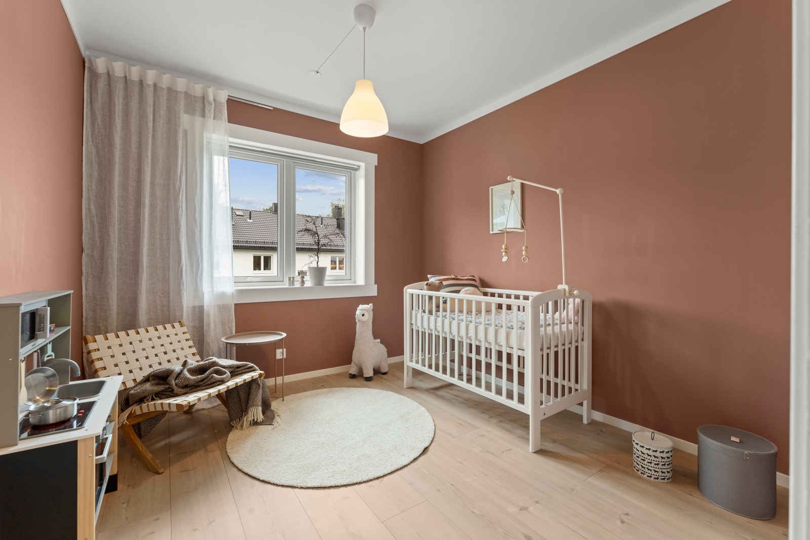 Trivelig barnerom med plass til seng, oppbevaring og lek - perfekt til de minste i familien. Galleribilde