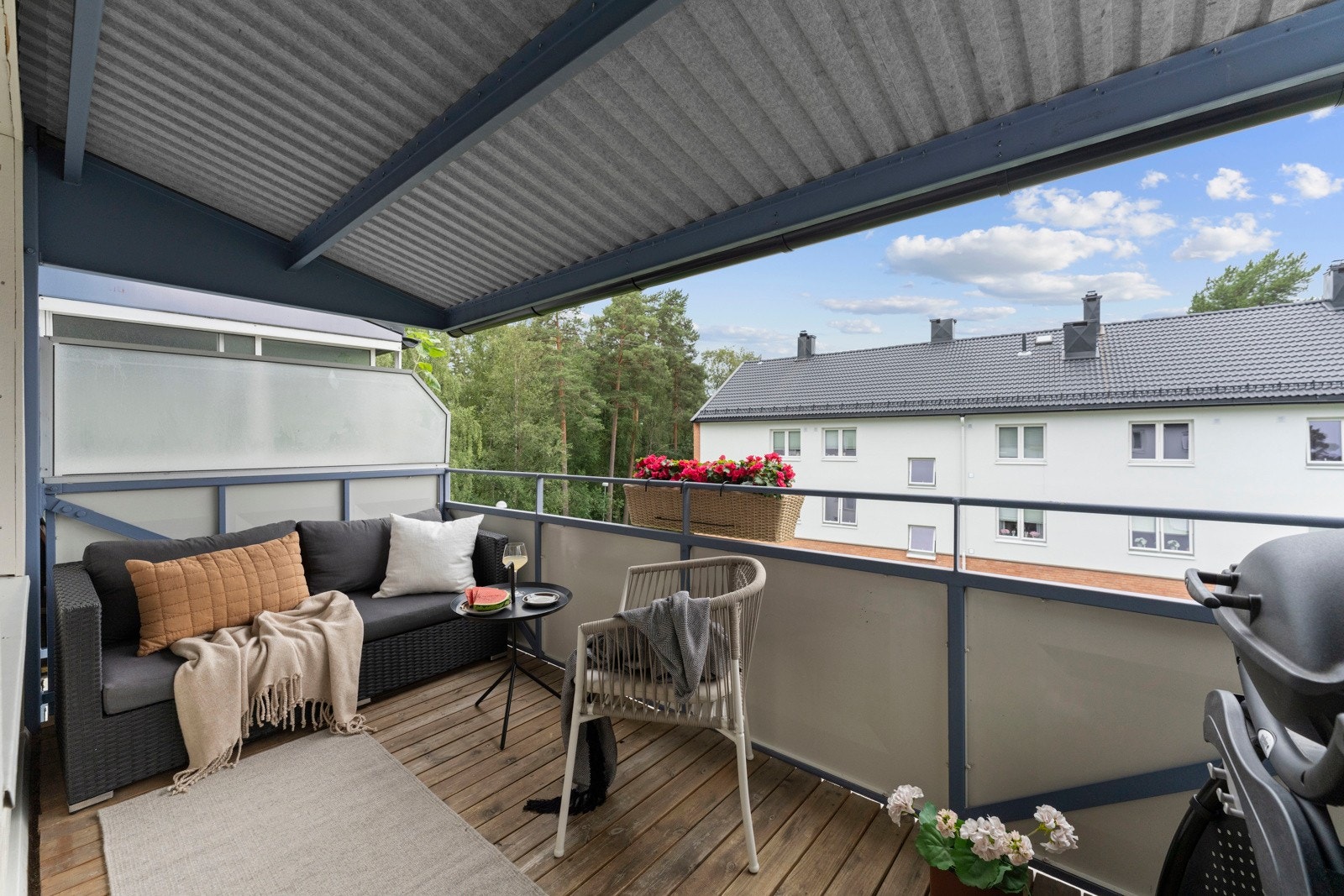 Utgang fra stuen til vestvendt og solfylt balkong på 7 m². Galleribilde