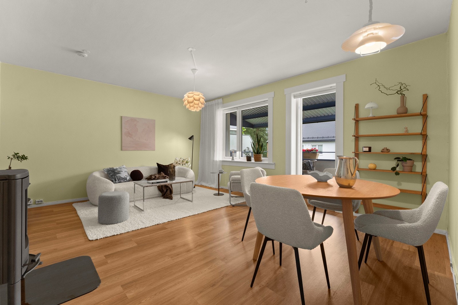 Romslig og innbydende stue med god plass til både spisebord og sofagruppe - perfekt for både rolige hverdager og hyggelige sammenkomster med familie og venner. Galleribilde
