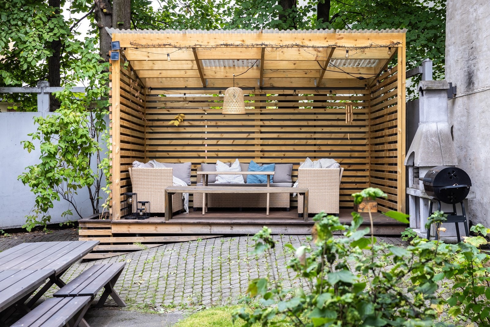 - Hyggelig uteplass med pergola, flere sittegrupper og grill. Det er også en felles sykkelbod med lås utendørs - Galleribilde