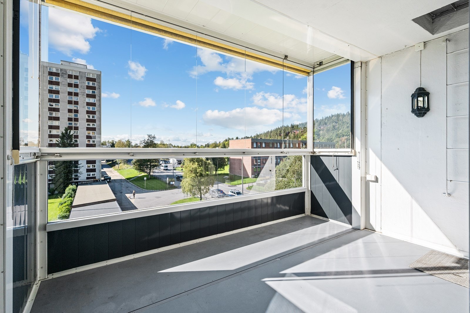 Via stuen er det utgang til en innglasset balkong på ca. 9 kvm. Galleribilde