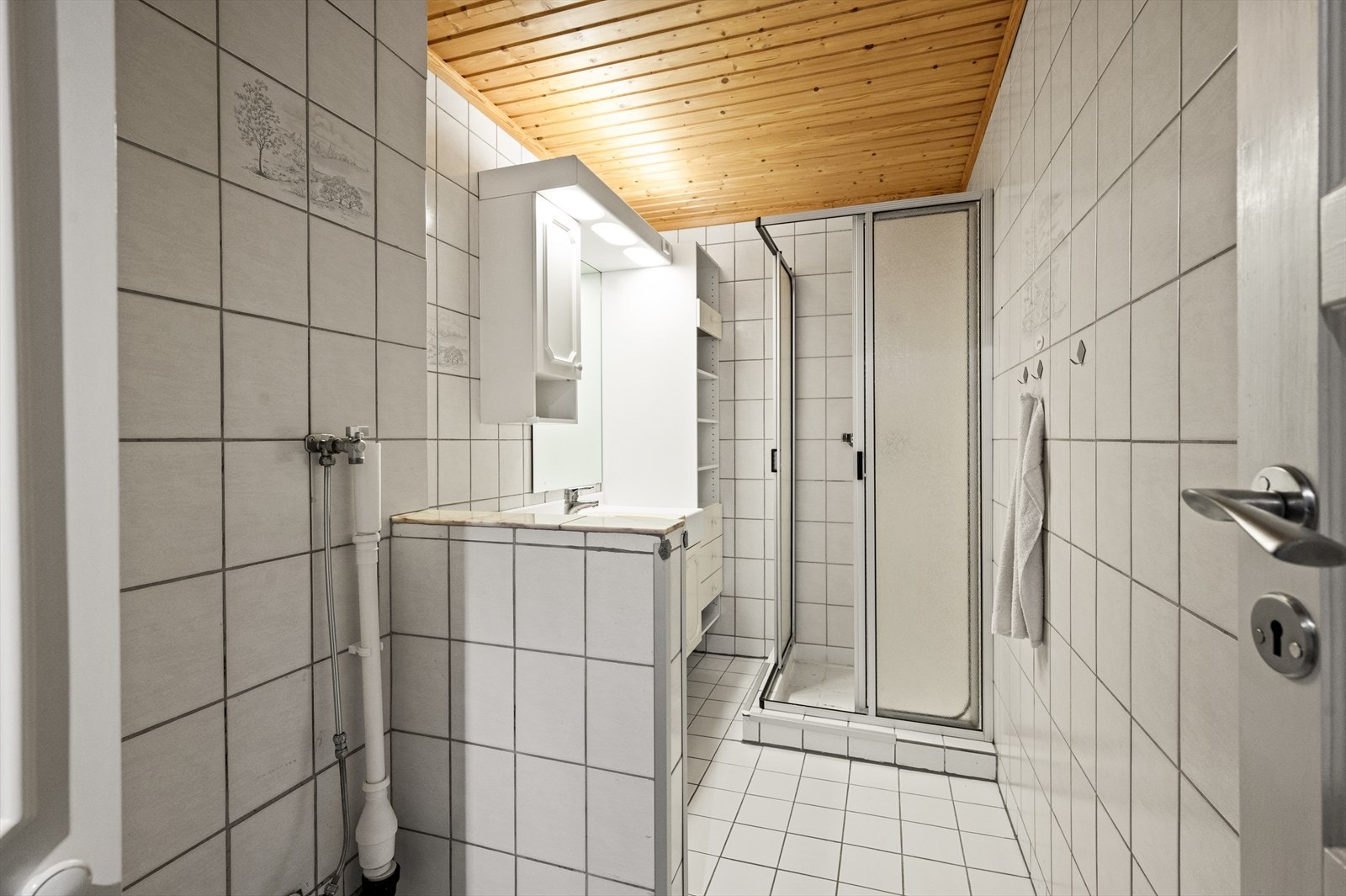 Bad av eldre standard. Det må påregnes modernisering av badet. Galleribilde