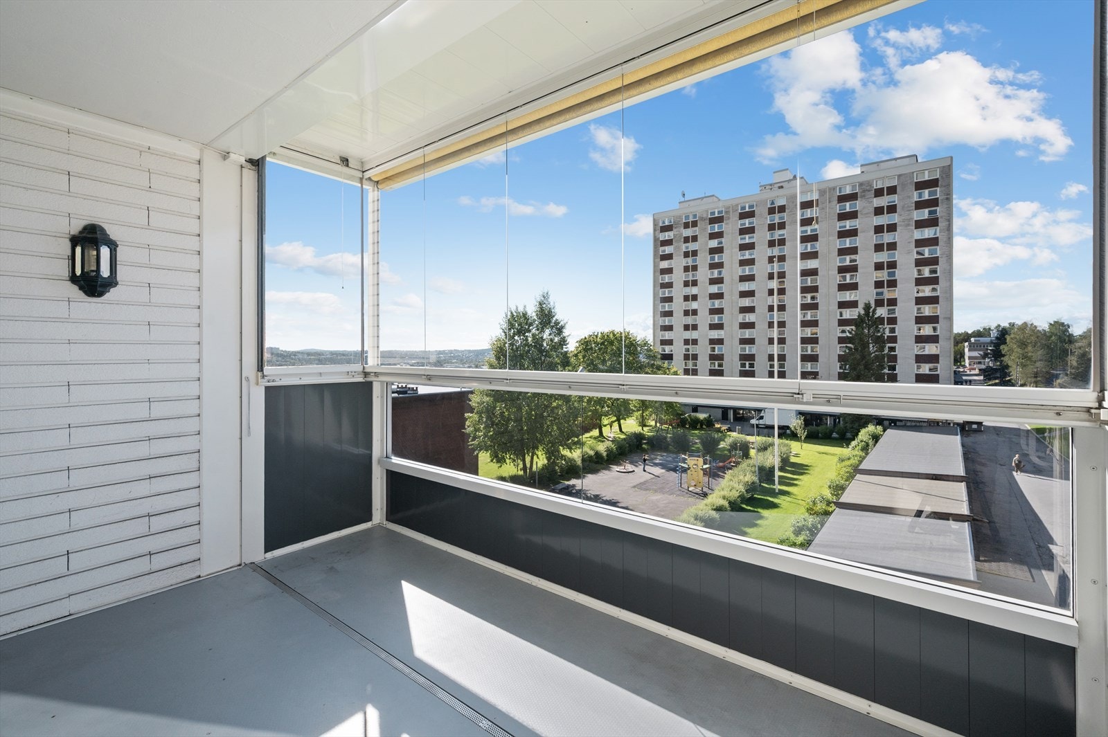 Gode møbleringsmuligheter med plass til sittegruppe og hyggelig beplantning. Galleribilde