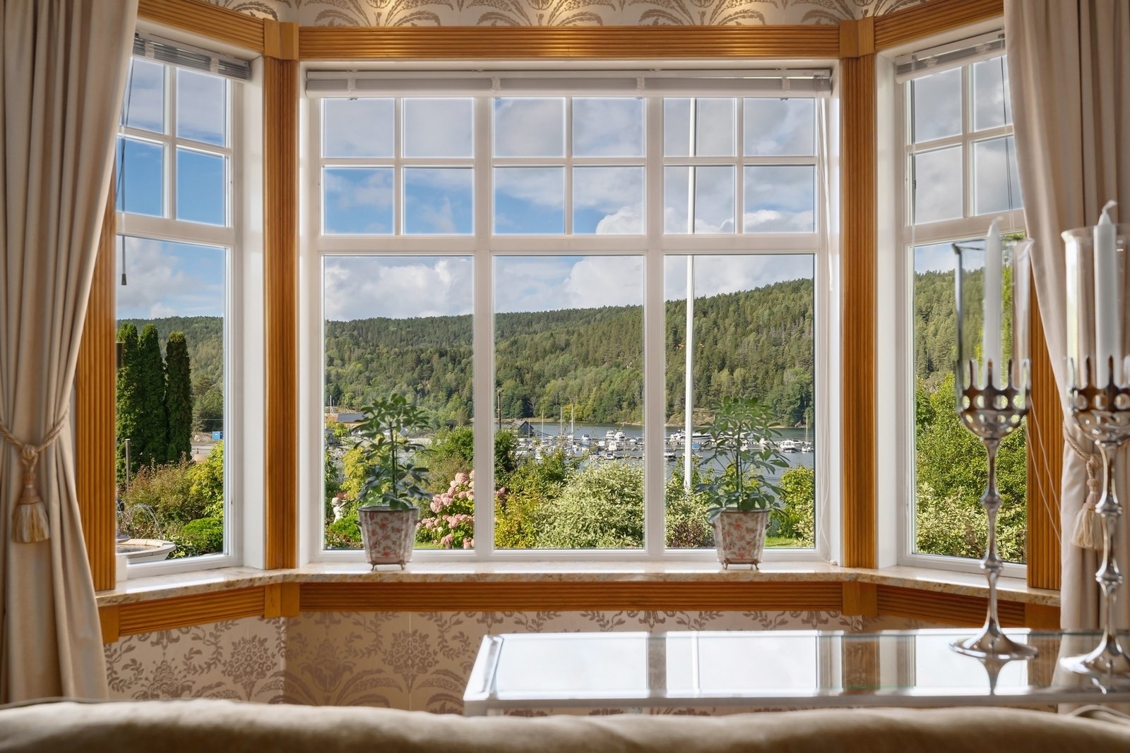 Panoramavindu med pen utsikt. Galleribilde