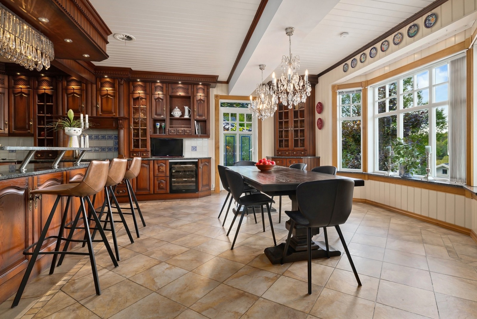 Eksklusivt kjøkken med påkostede detaljer. Galleribilde