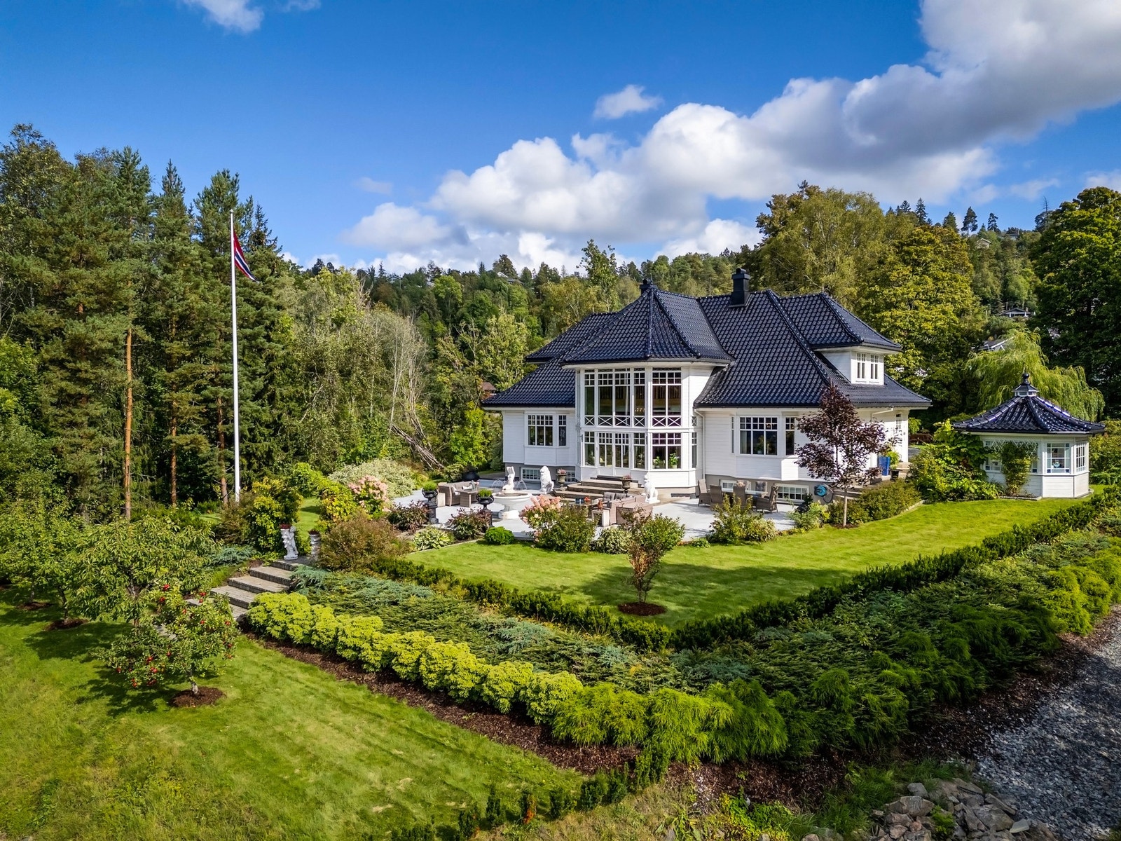 Velstelt eiendom med frodig grøntareal og solrik tomt. Galleribilde