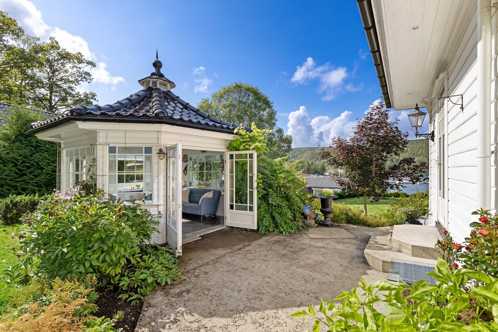 Idyll i hagen med flott lysthus, en oase i egen hage. Galleribilde