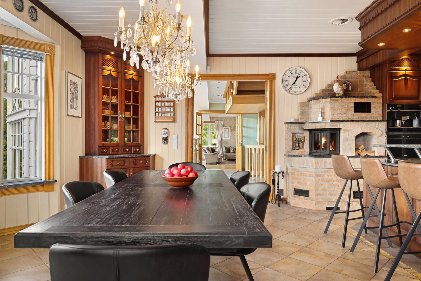 Stilfull spiseplass med elegant lysekrone - perfekt for hyggelige måltider. Galleribilde