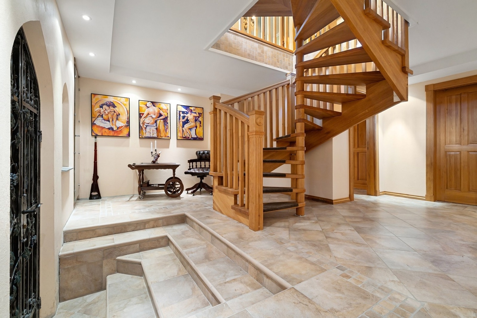 Hovedstuen badet i naturlig lys - et hjem med atmosfære. Galleribilde