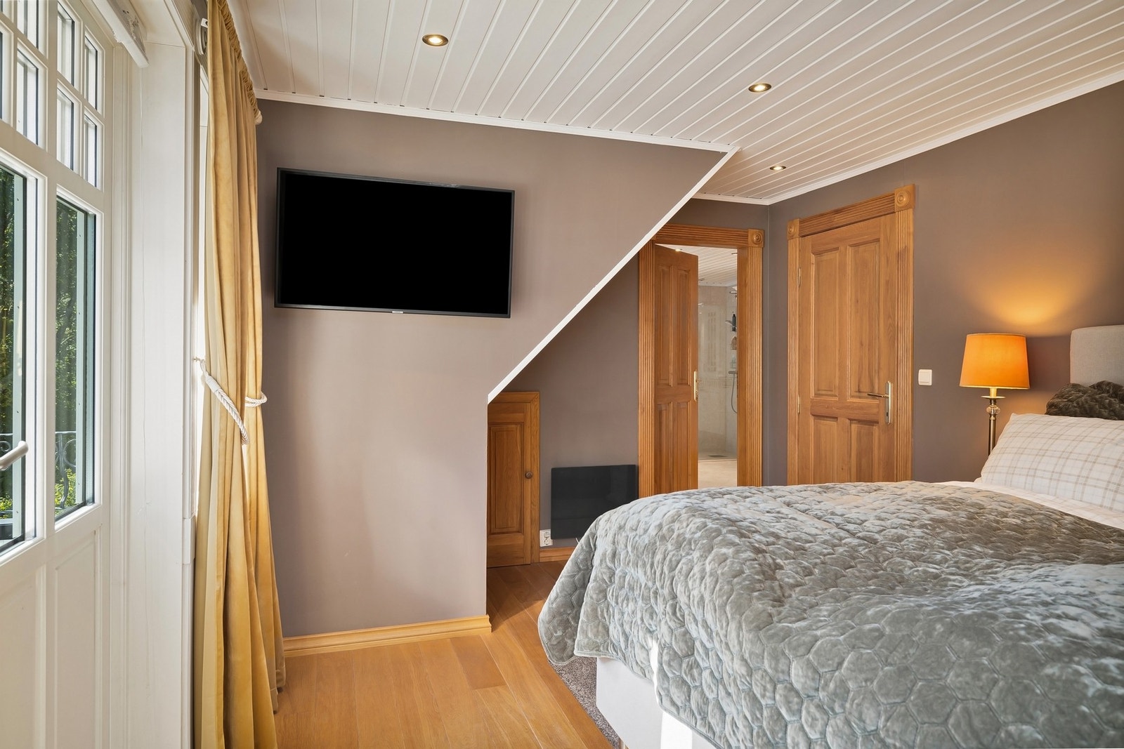 Soverom 1: Herskapelig master bedroom med god plass og klassisk eleganse. Galleribilde