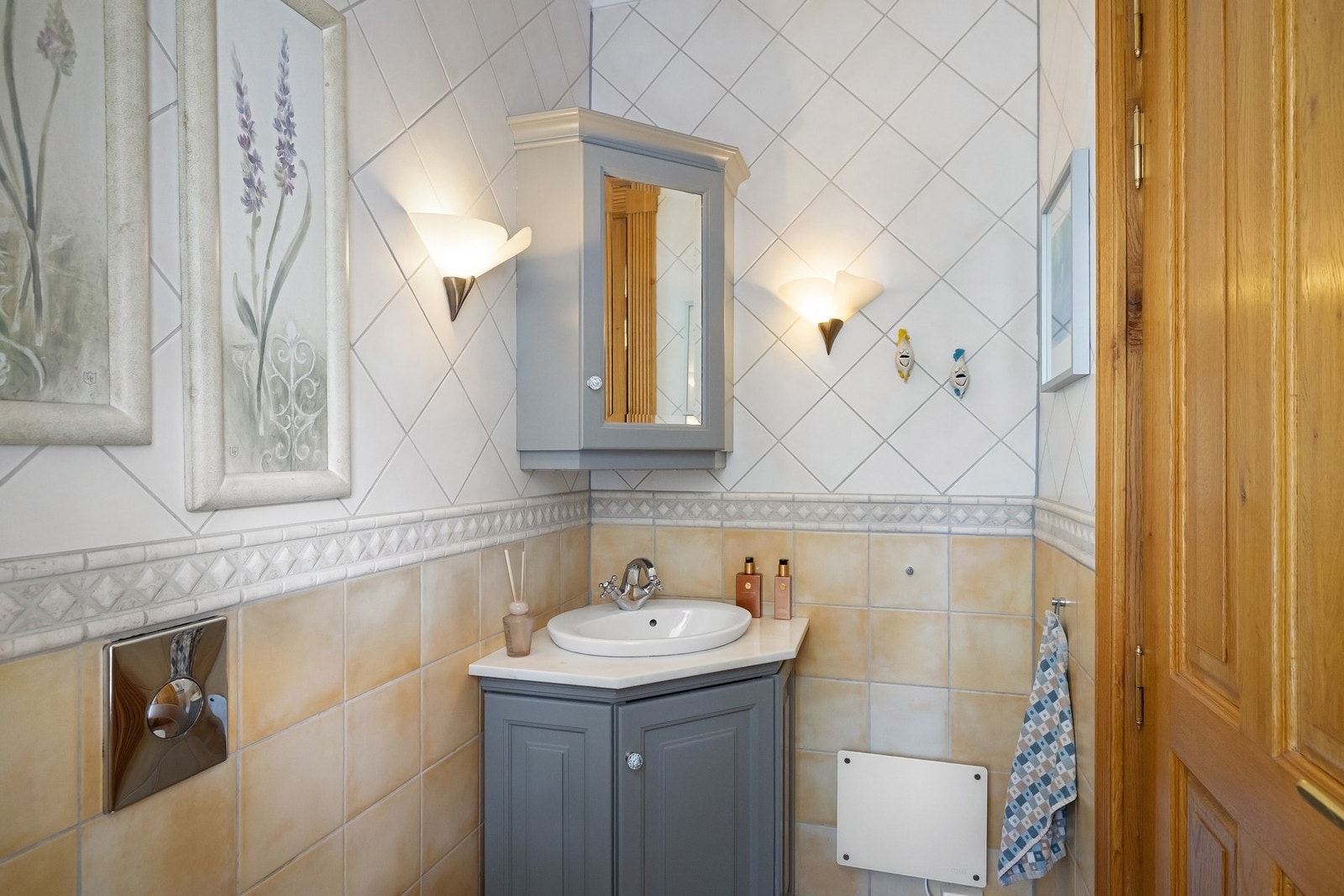 Bad 2: Smakfullt gjestebad med lyse farger og tidløs innredning. Galleribilde