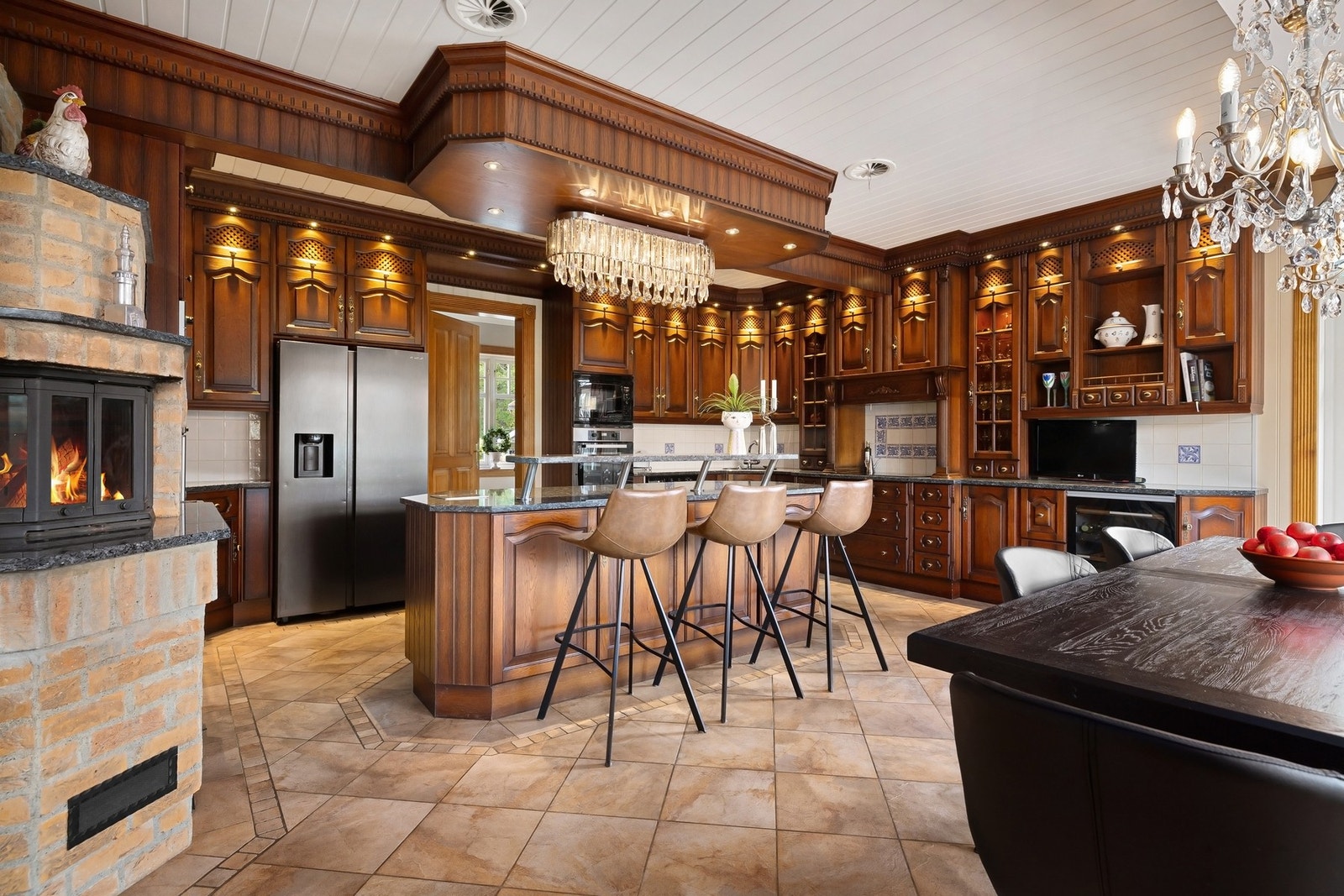 Stilfullt kjøkken med rikelig skapplass, kjøkken øy og klassiske detaljer. Galleribilde