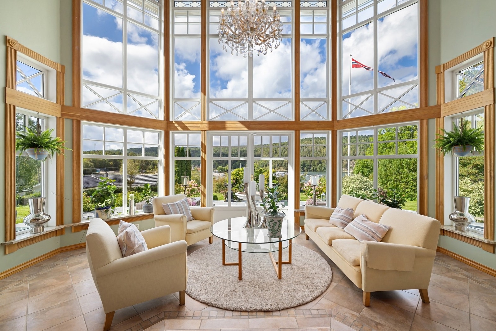 Hyggelig sosial sone med direkte utgang til hage og terrasse. Galleribilde