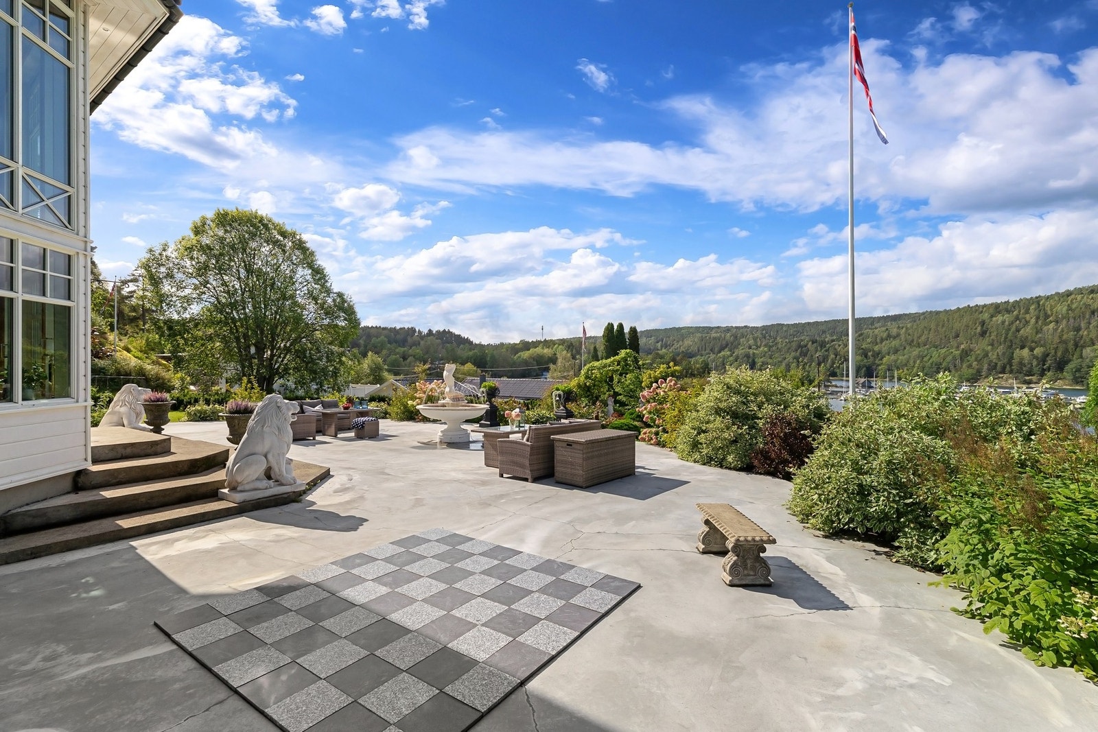 Solrik terrasse med rause sittegrupper - perfekt for sommerfester. Galleribilde