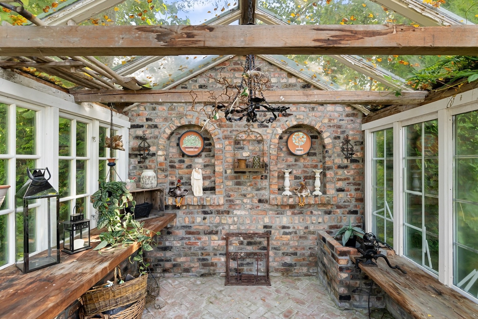 Koselig drivhus som kan brukes til plantevekst eller avslapping. Galleribilde