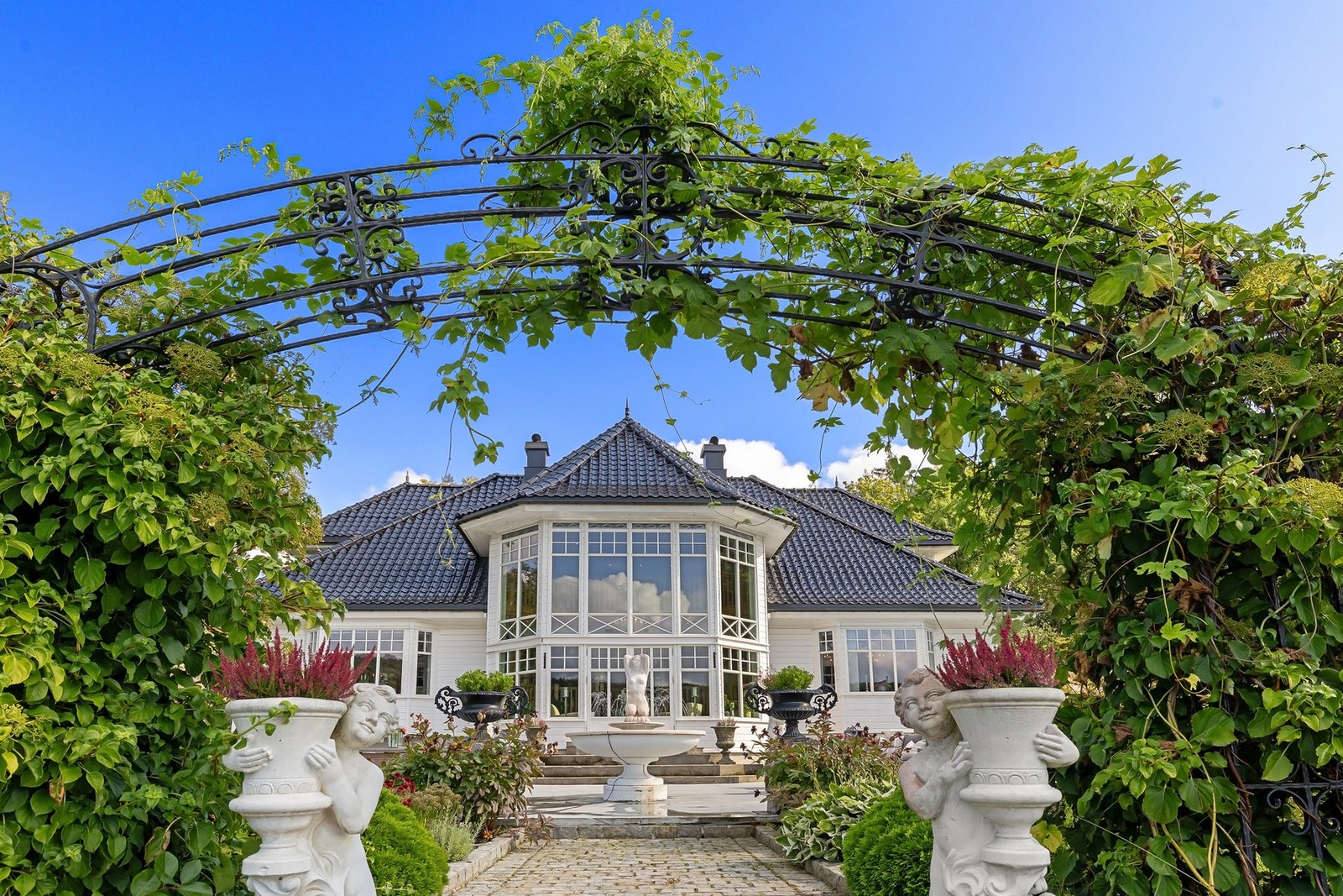 Elegant allé inn mot boligen med imponerende arkitektur. Galleribilde